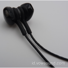 Earbud berkabel di Headphone Telinga dengan Mikrofon